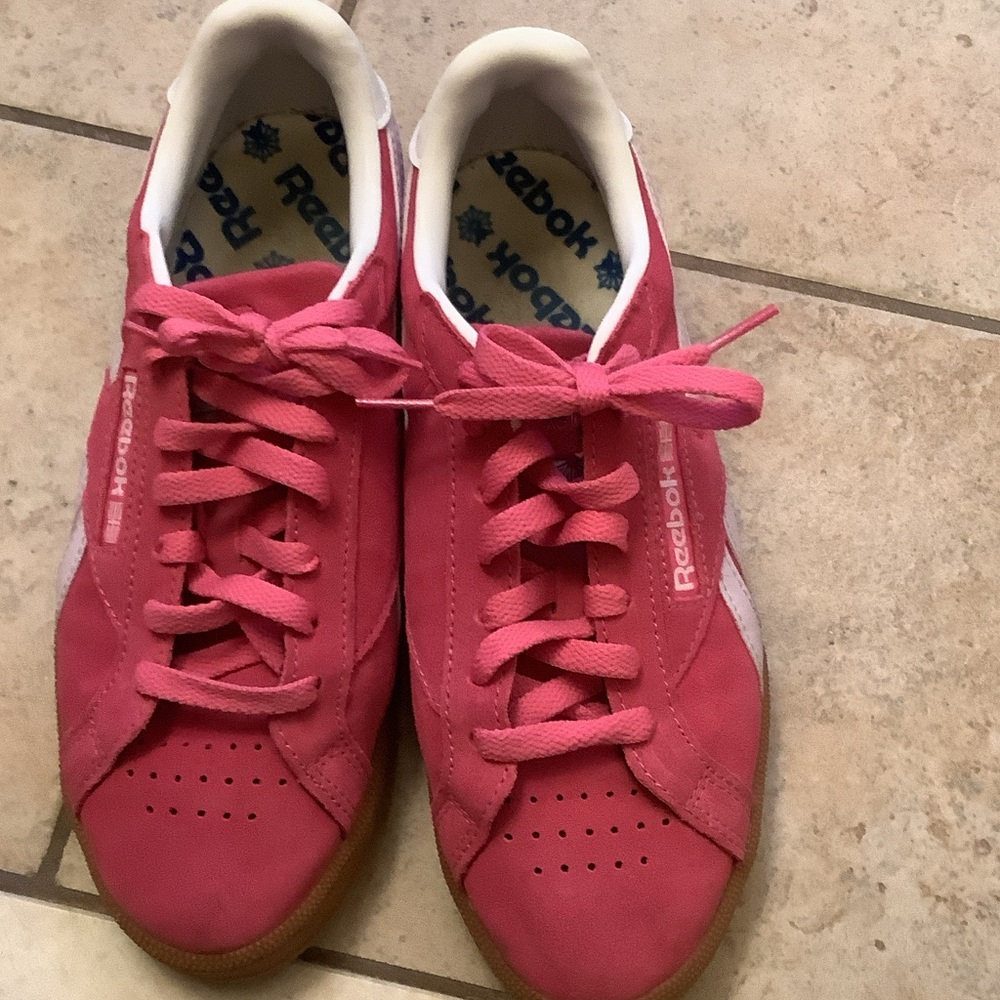 Womens Reebok Suede Sneakers in Pink size 8